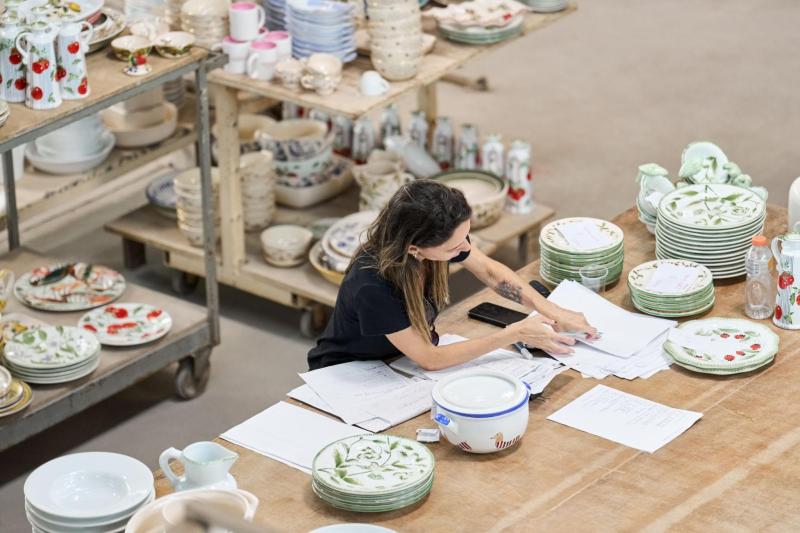 Actively Vetting a Ceramic Supplier Procurement professional evaluating ceramic mug supplier quality