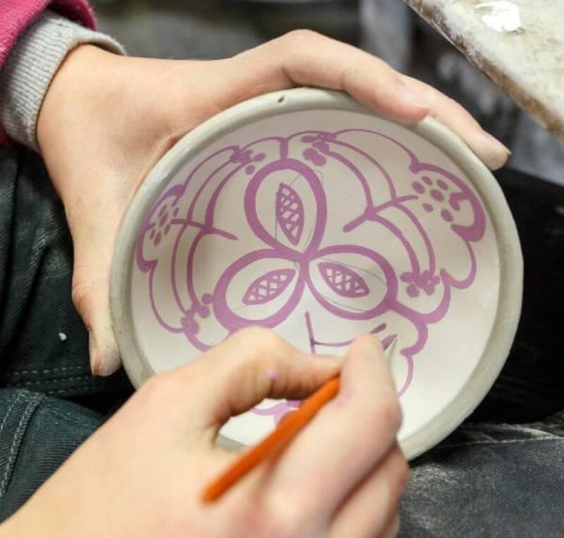 ceramic mug supplier Comparison of overglaze and underglaze ceramic decoration methods